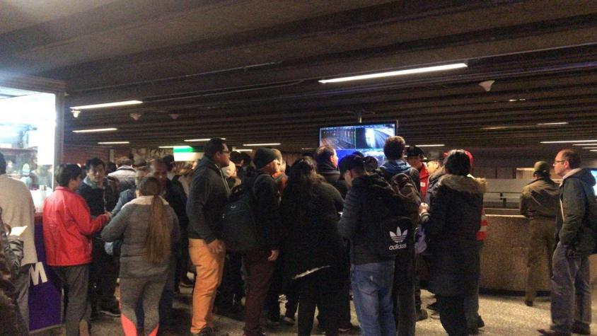 Metro de Santiago mantiene servicio parcial en Línea 1 por persona en las vías