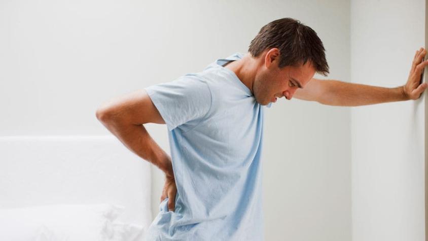 Por qué la vida moderna da dolor de espalda (y qué sencillos movimientos pueden evitar una cirugía)