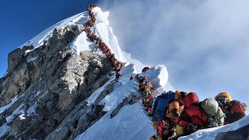 Por qué ahora hay que "pedir turno" para subir al Everest, la montaña más alta del mundo