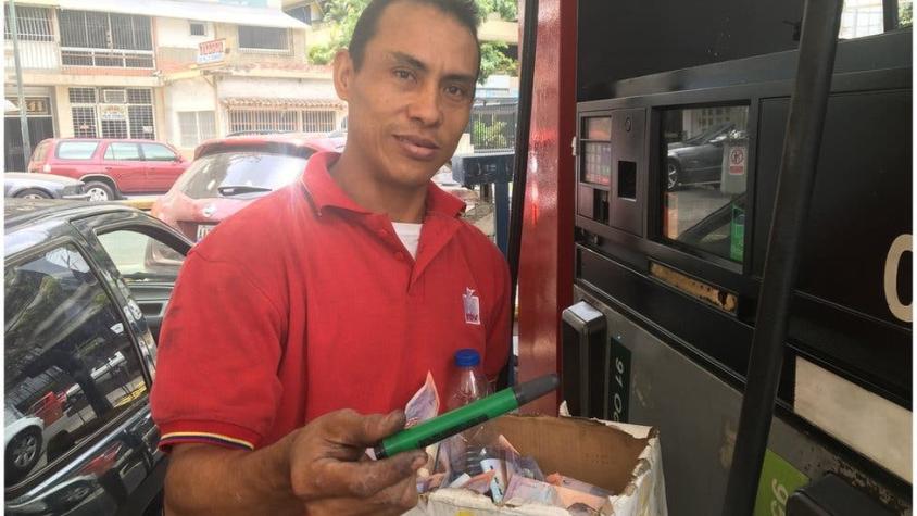 Las insólitas formas de pagar por la gasolina en Venezuela (que es casi gratuita)