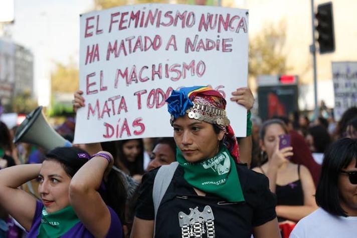 Crimen de chilena en México: ¿Qué es el feminicidio y en qué se diferencia con el femicidio?