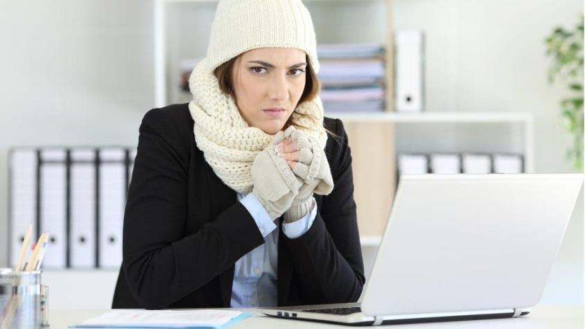 Cómo la baja temperatura en la oficina afecta la productividad de las mujeres