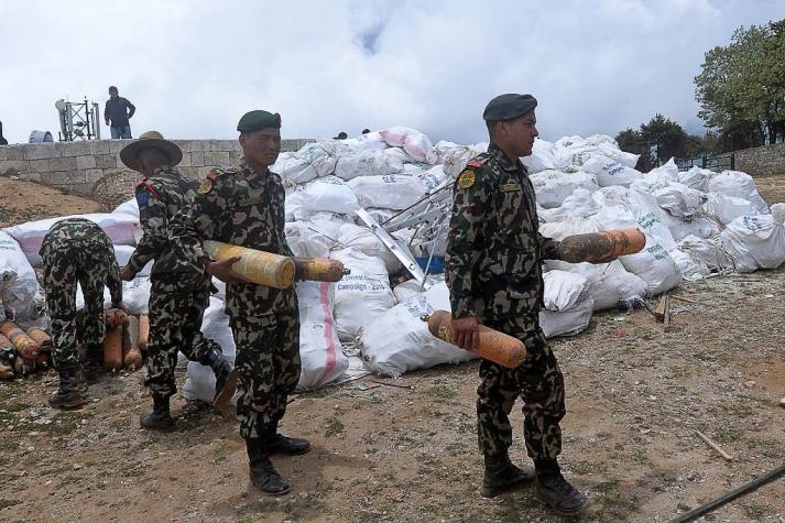 Recuperan cuatro cuerpos y recolectan diez toneladas de basura en el Everest