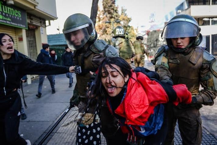 [VIDEO] Captan a funcionaria de Fuerzas Especiales golpeando a una fotógrafa que había sido detenida