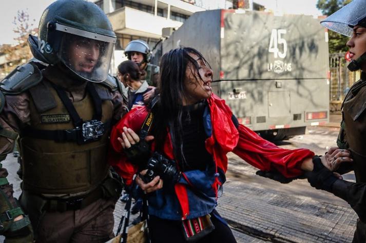 Carabineros inició "acciones administrativas" por agresión de funcionaria a fotógrafa
