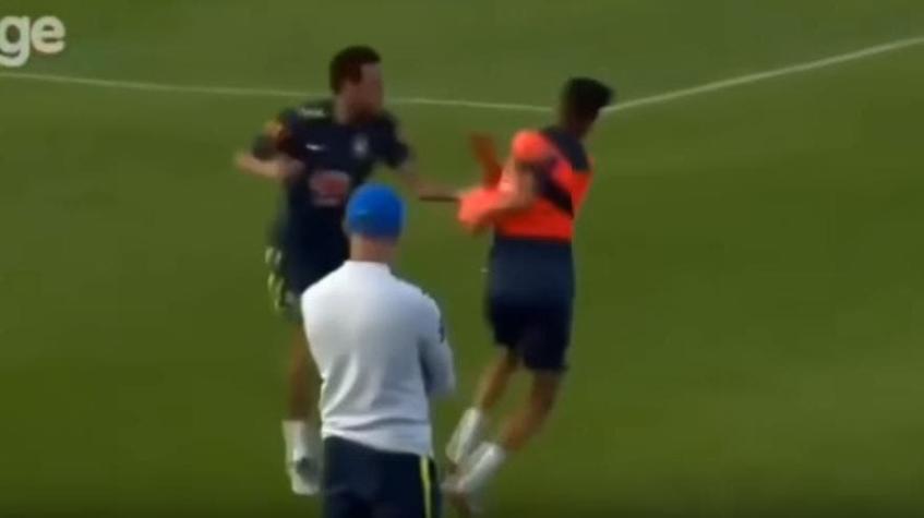 [VIDEO] La agresiva reacción de Neymar con juvenil que le realizó un túnel durante un entrenamiento