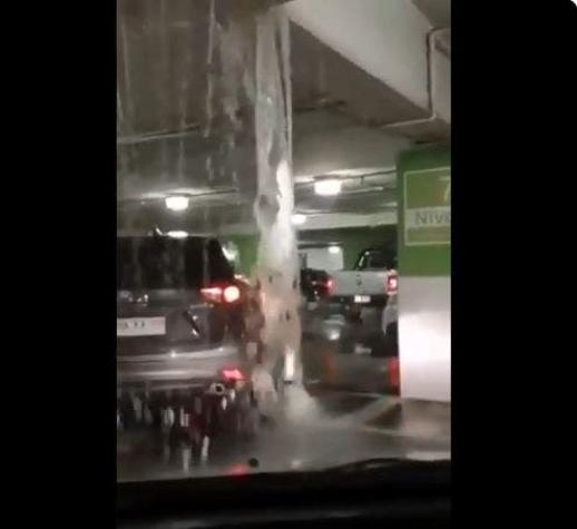 [VIDEOS] Rotura de matriz provoca inundación en estacionamientos del Costanera Center