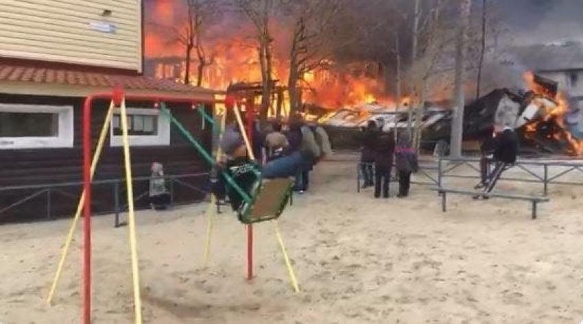 [VIDEO] La historia detrás del niño grabado columpiándose tranquilamente en medio de un incendio