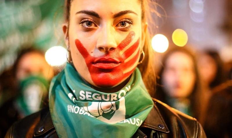 Informe de Amnistía Chile acusa al Gobierno de "entorpecer" ley de aborto en tres causales