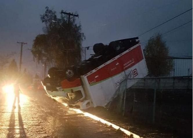 [FOTOS] Volcamiento de autos y caída de postes: las consecuencias del tornado en Los Ángeles