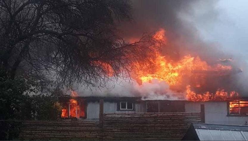 [VIDEO] Un incendio producto de la caída de un rayo destruye dos casas en Vilcún
