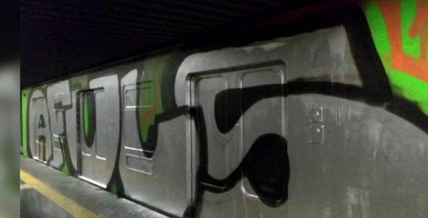 [VIDEO] Detienen a sujeto por rayados en vagón del Metro de Santiago