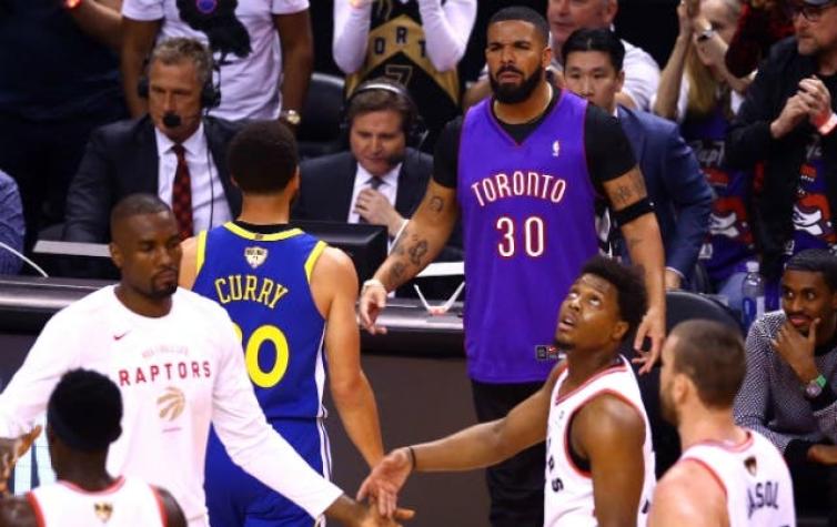 [VIDEO] La provocación de polémico rapero Drake a Stephen Curry en inicio de las finales de la NBA
