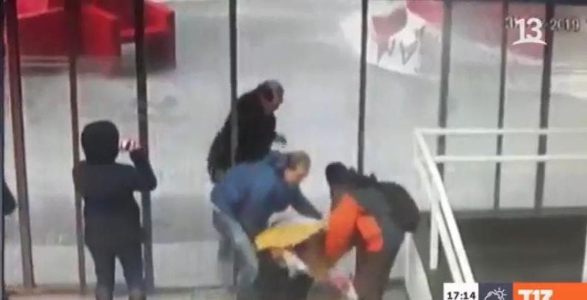 [VIDEO] Cámara de seguridad registra como el viento derriba a una mujer en Concepción