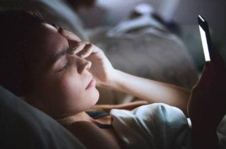Las mujeres que duermen con la televisión o luz encendida tienen más posibilidades de subir de peso