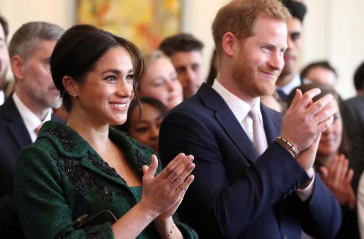 [VIDEO] “Date la vuelta”: Príncipe Harry corrige a Meghan Markle en público