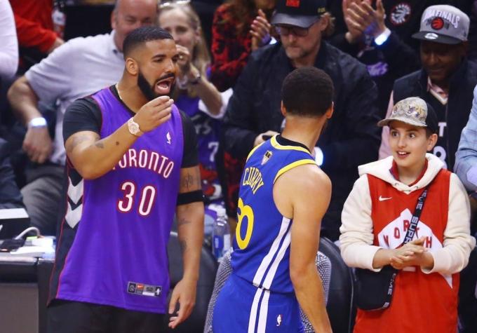 [VIDEO] Drake se encara con estrellas de los Warrios en el primer partido de las finales de NBA