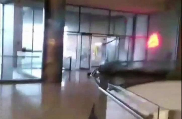 [VIDEO] Impactante registro de como el tornado en Talcahuano destrozó los vidrios en un mall