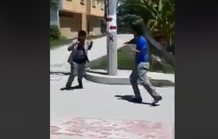 [VIDEO] México: profesor frena a correazos una pelea entre sus alumnos