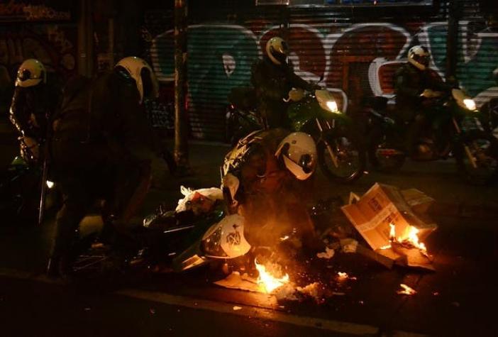[FOTOS] Moto de Carabineros fue quemada durante manifestación no autorizada en Valparaíso