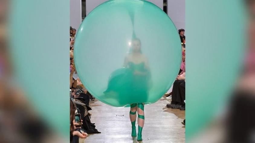 [FOTOS] Joven diseñador noruego causa revuelo con sus premiados vestidos hechos de globos