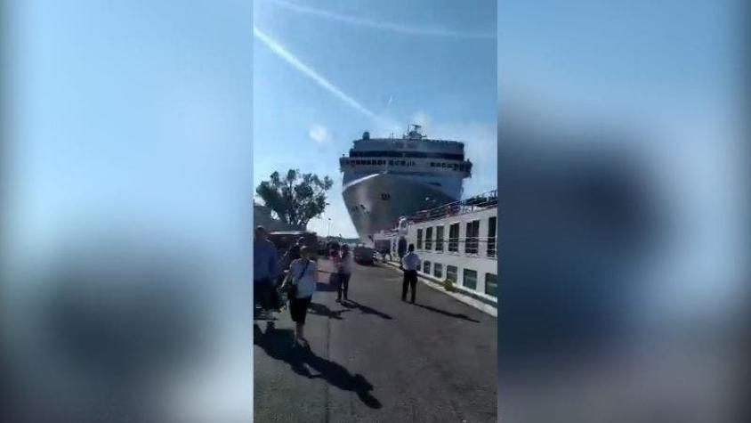 [VIDEO] El impactante momento en que crucero choca con un barco cuando intentaba atracar en Venecia
