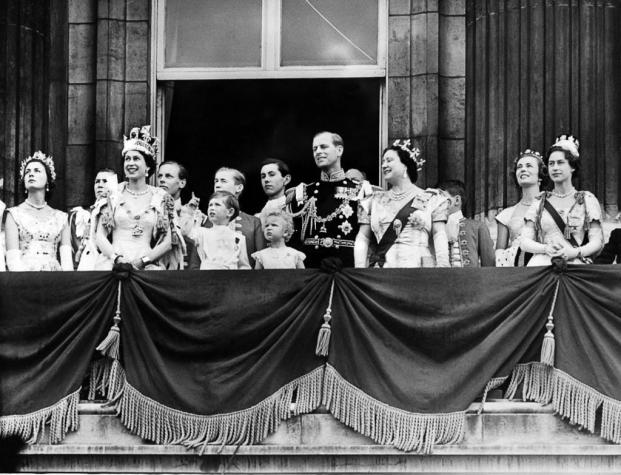 La divertida foto de un "aburrido" príncipe Carlos en la coronación de la reina Isabel