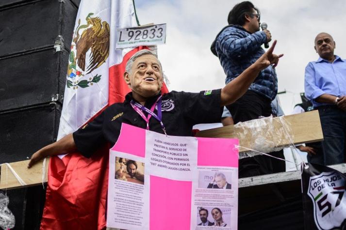 Taxistas en México se "crucificaron" para protestar en contra de Uber