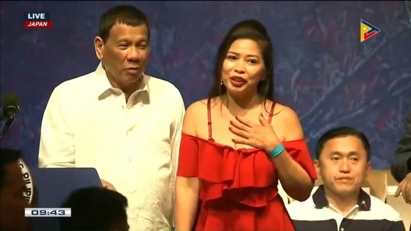 [VIDEO] Presidente filipino dice que "fue gay" y que lo "curaron" las mujeres bellas