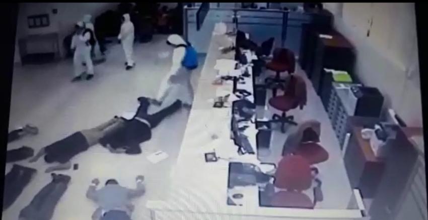 [VIDEO] Con overoles blancos: Así fue el polémico simulacro de asalto a banco en Linares