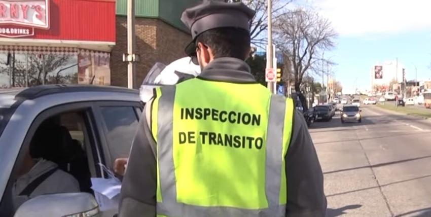 Inspector de tránsito de Uruguay multó a una mujer "por exceso de belleza"