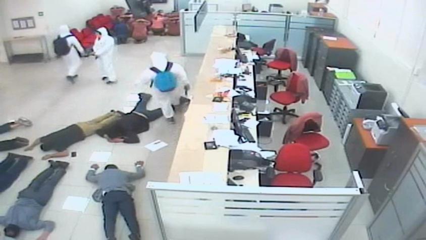 [VIDEO] "Simulacro" de asalto en un banco deja a trabajadores con trauma y dos de ellas se querellan