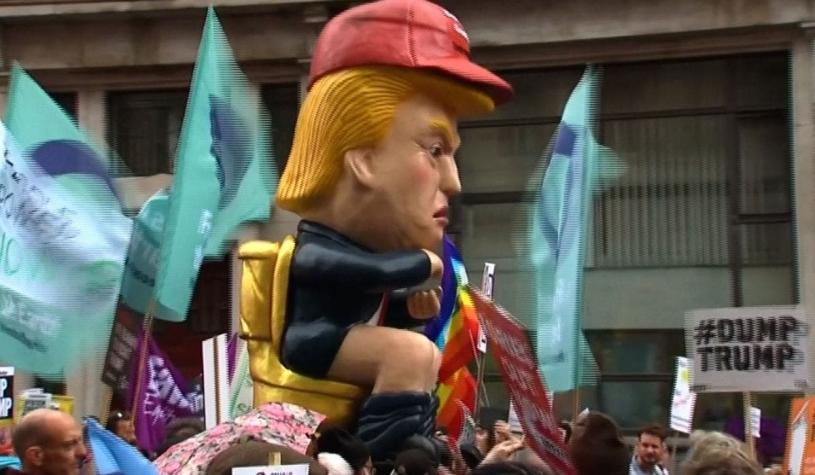 [VIDEO] Más de 10 mil personas protestan en Inglaterra en contra de la visita de Donald Trump
