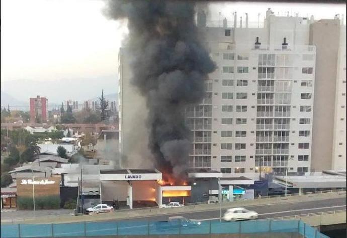 [VIDEO] Gran incendio afecta a Copec de Rotonda Atenas en La Condes