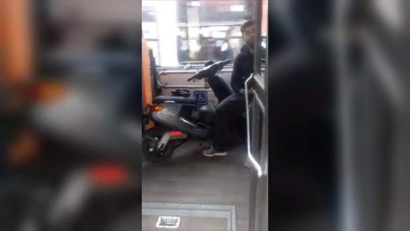 [VIDEO] Indignación por hombre que subió una moto a un Transantiago