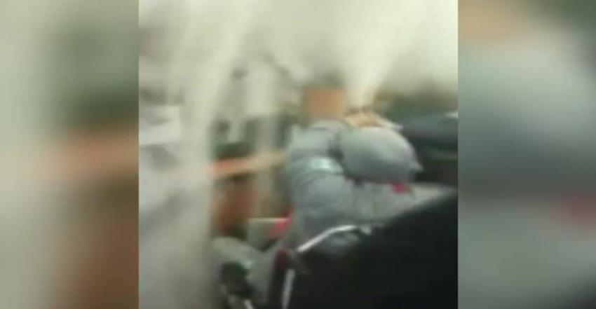[VIDEO] Hombre activa extintor al interior de Compin como modo de protesta en Santiago centro