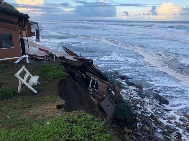 Terraza de restaurante cae al mar tras marejadas en Puerto Saavedra