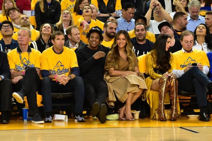 [VIDEO] Beyoncé empujó a una mujer por hablar con su esposo durante un partido de la NBA