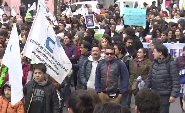 Presidente del Colegio de Profesores acusa "exceso de represión no proporcional" durante marcha