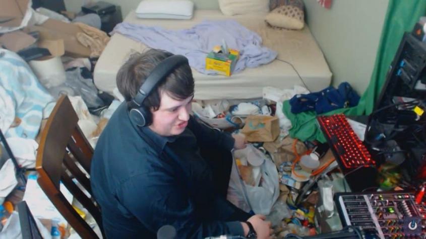 [VIDEO] Hace 14 años que no limpia: Gamer se hace viral tras mostrar su habitación llena de basura