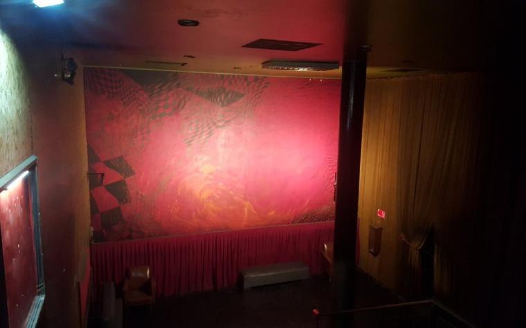 El invaluable mural de Nemesio Antúnez que sobrevivió escondido en un cine para adultos de Santiago