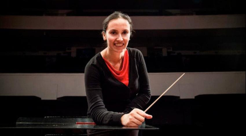 Mujeres Bacanas: Alejandra Urrutia, la primera en liderar la Orquesta de Cámara de Chile