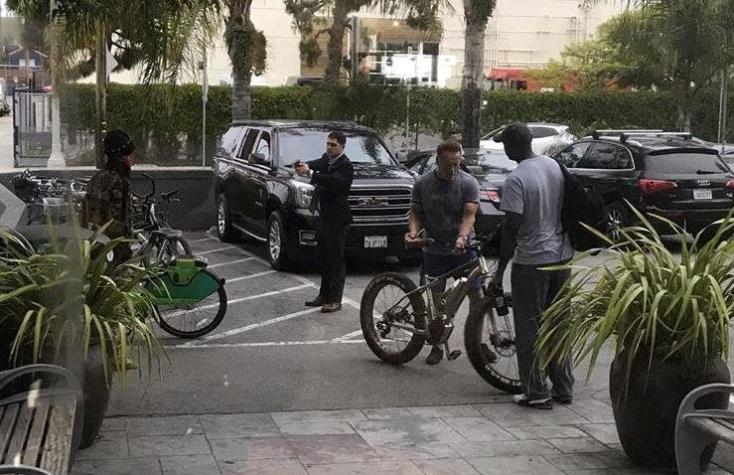 [VIDEO] Intentan robar bicicleta a Schwarzenegger y su guardaespaldas amenaza con pistola eléctrica