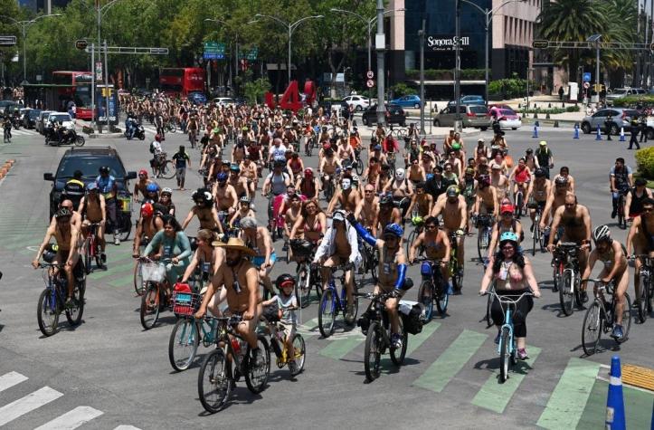 [FOTOS] Ciclistas del mundo recorren desnudos las calles de la ciudad protestando por seguridad vial