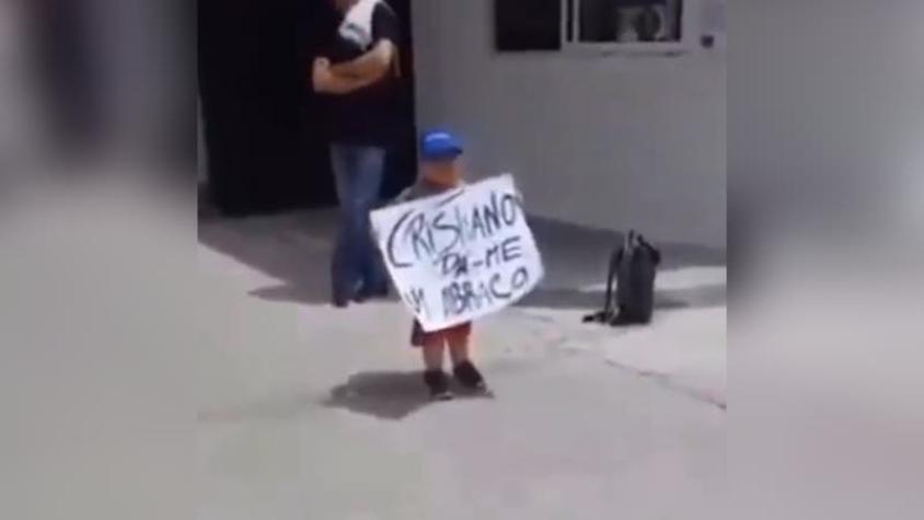 "Cristiano dame un abrazo": El pedido de niño con leucemia que esperaba el paso del bus de Portugal