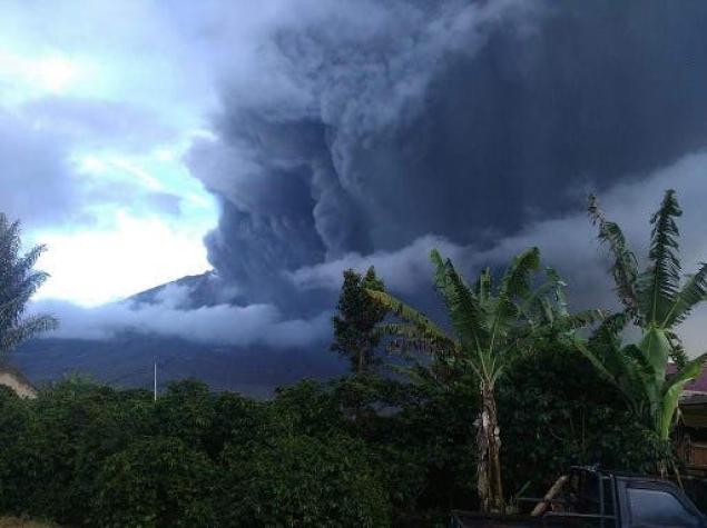 [FOTOS] Las increíbles imágenes que dejó expulsión de ceniza de volcán indonesio