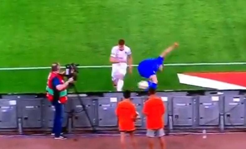 [VIDEO] El feroz pelotazo que recibió un pasapelotas durante el partido de Italia con Grecia