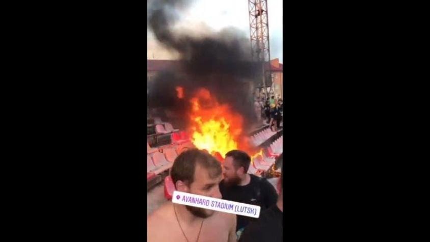 [VIDEO] Hinchas prendieron fuego a un estadio en Ucrania en medio de un partido