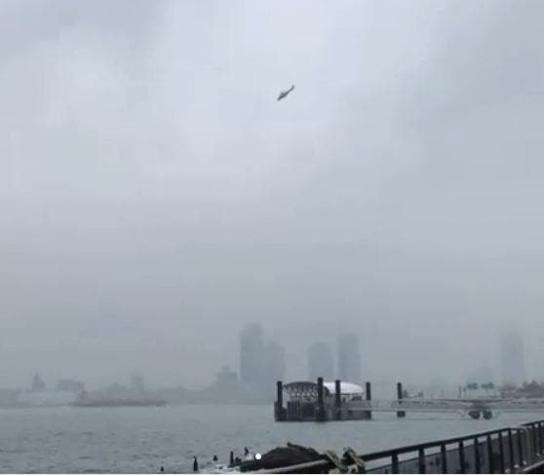 [VIDEO] Captan los instantes previos a la caída de un helicóptero sobre edificio de Nueva York