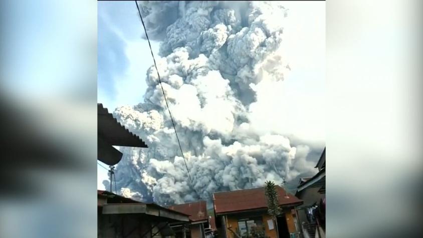 [VIDEO] Una enorme capa de humo dejó la erupción de un volcán en Indonesia